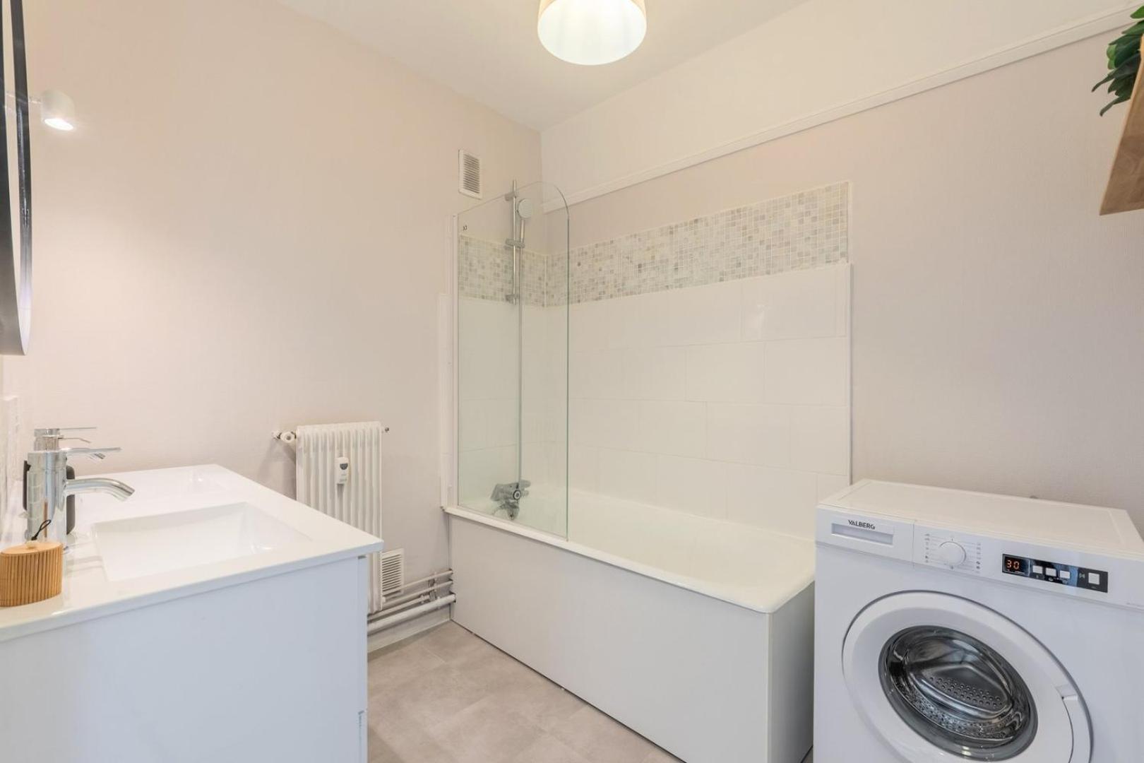 Spacious 3 Bedroom Apartment & Private Parking! Lambersart Eksteriør billede